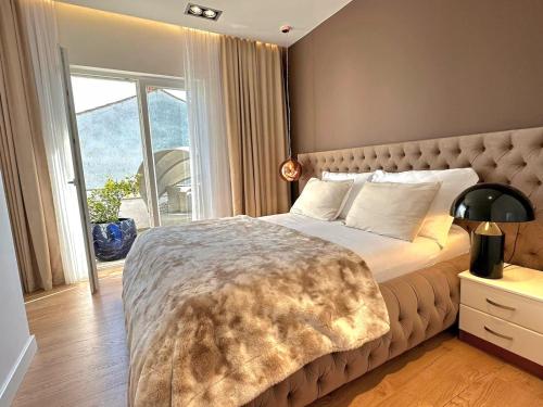 Un pat sau paturi într-o cameră la NEW!!! 2023 MAREA apartments with XXL Sunny Terrace