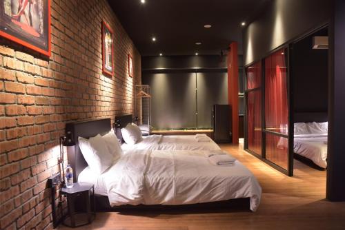 Una cama o camas en una habitación de The Label Suites Ipoh