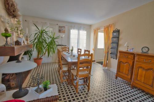 une salle à manger avec une table et des chaises dans une pièce dans l'établissement Villa Chanterelle, à Échillais