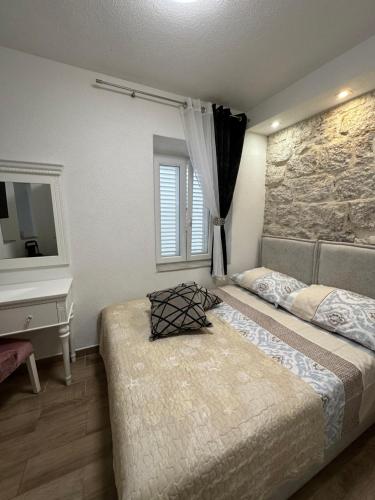 En eller flere senger på et rom på Cherry Luxury Apartment