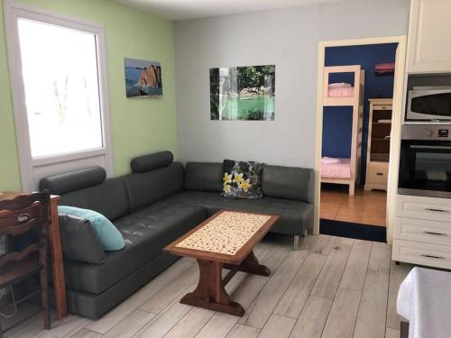un salon avec un canapé et une table dans l'établissement Calme, nature, vitalité. Venez vous ressourcer près de l'océan, à Grayan-et-lʼHôpital