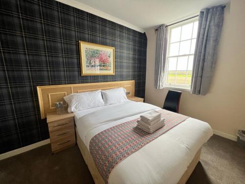 - une chambre avec un grand lit et une fenêtre dans l'établissement Earl David Hotel, à East Wemyss