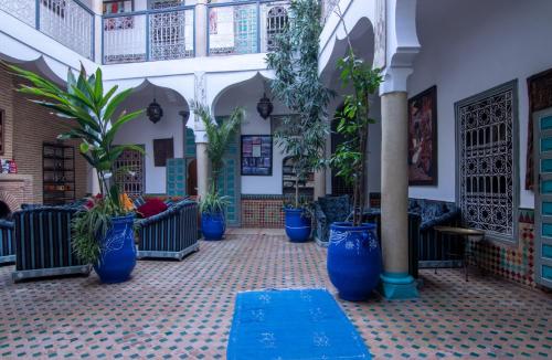 een kamer met veel blauwe potten met planten erin bij Riad Zinoun & Spa 9 Rooms in Marrakesh
