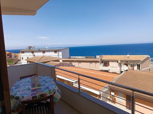 d'un balcon avec une table et une vue sur l'océan. dans l'établissement Brezza Marina IUN R6124, à Castelsardo