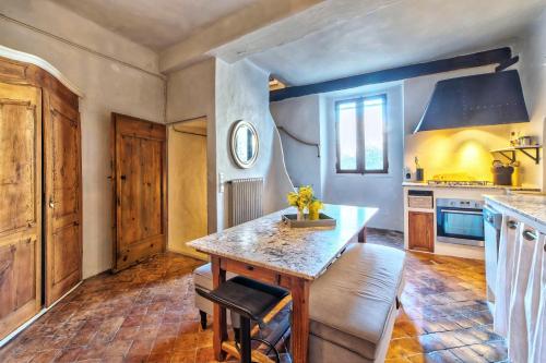 Foto TOWNHOUSE MOUGINS in the old village, fantastic view, sea and mountains 4