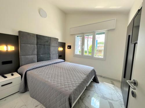 una camera da letto con un letto grande e una finestra di Villa Wanda a Bibione