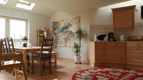 eine Küche mit einem Tisch und einem Esszimmer in der Unterkunft Apartment Serene Retreat in Regensburg