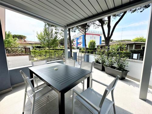 un tavolo nero e sedie su un patio con vista di Villa Wanda a Bibione