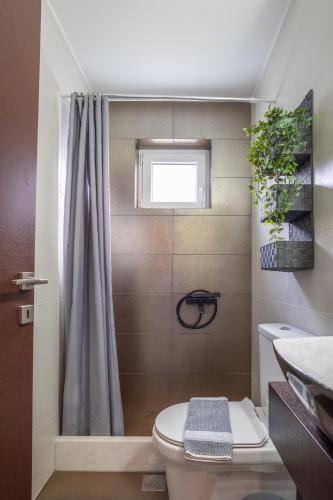 a bathroom with a toilet and a shower at Villa Casa del mar in Lygaria
