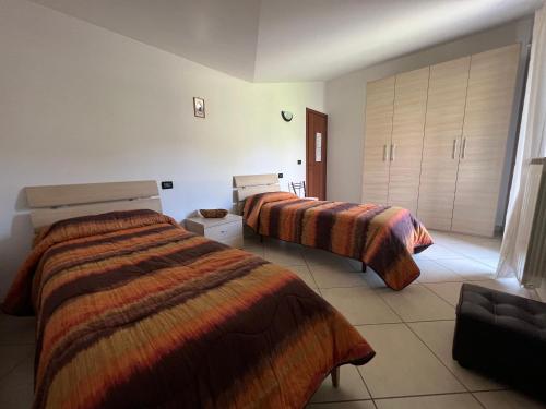 1 dormitorio con 2 camas y 1 habitación con en Casa Meraviglia, en Montesilvano
