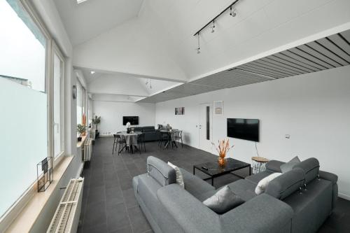 un soggiorno con divano e TV di BoLofts ad Anversa