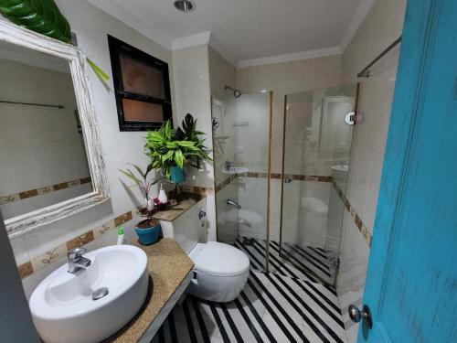 La salle de bains est pourvue d'un lavabo, de toilettes et d'une douche. dans l'établissement Hermitage Riviera, à Arpora
