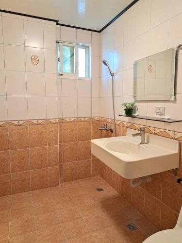 a bathroom with a sink and a mirror at 澎湖民宿 7 Hostel in Magong