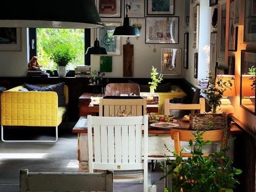 a living room with a table and chairs at Przechowalnia Marzeń in Mikołajki