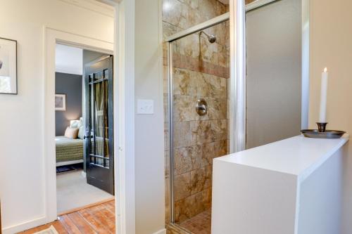 W łazience znajduje się prysznic ze szklanymi drzwiami. w obiekcie Mid-Century Modern Fayetteville Home, Walk to Town w mieście Fayetteville