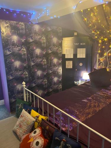 um quarto com uma cama com uma parede com uma fotografia em Tuebrook Towers em Liverpool