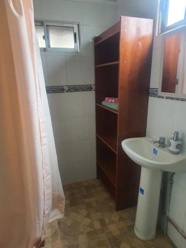 y baño pequeño con lavabo y ducha. en ROMA en Los Vilos