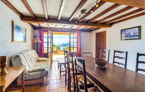 une salle à manger avec une table et un canapé dans l'établissement Domaine De La Bastide Da, à Anthéor