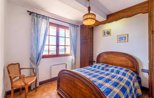 een slaapkamer met een bed, een stoel en een raam bij Domaine De La Bastide Dagay in Anthéor