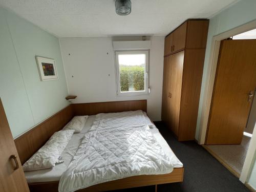 Schlafzimmer mit einem Bett und einem Fenster in der Unterkunft Mona in Graal-Müritz