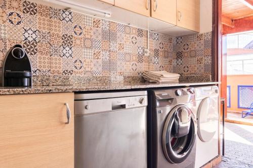 een keuken met een vaatwasser en een wasmachine bij Riad Zinoun & Spa 9 Rooms in Marrakesh