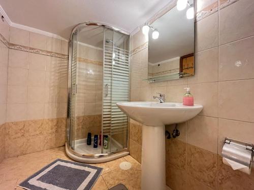 bagno con lavandino e doccia di Asiminas lovely house a Ixiá