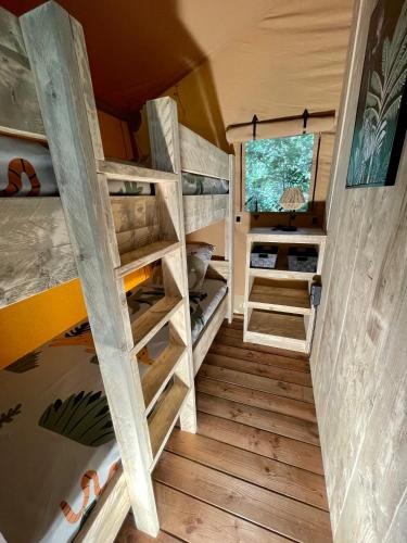 - une chambre avec lits superposés dans une petite maison dans l'établissement Le Lodge Safari !! Idéal famille., à Draguignan