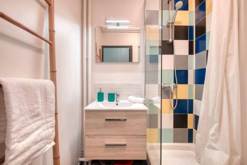 a bathroom with a sink and a shower with a mirror at MILANO - Studio à deux pas de l’Avenue du Prado in Marseille