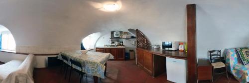 Habitación con mesa y habitación con cama en Portobello's - Work is Vacation, en Albissola Marina