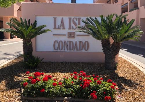 um sinal para um hotel com flores em frente em Vista al Lago by COSY em Alhama de Múrcia