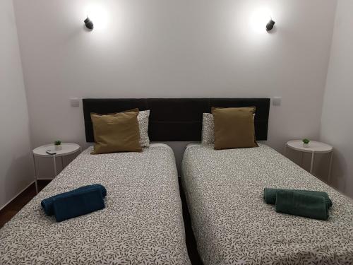 2 Betten nebeneinander in einem Zimmer in der Unterkunft Casa Zeferino in Ferragudo