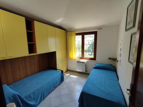 Zimmer mit 2 Betten und einem Fenster in der Unterkunft Anfitrite Tortolì in Àrbatax