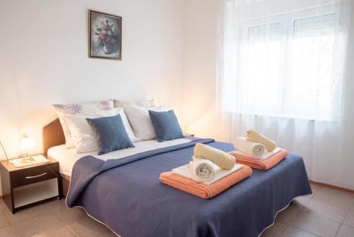 Ένα ή περισσότερα κρεβάτια σε δωμάτιο στο Apartmani Silvana&Vera