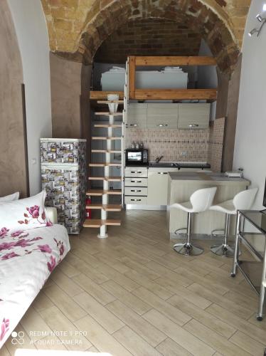 羅馬的住宿－Casa Dori，厨房以及带桌椅的起居室。