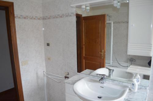 un baño con lavabo y espejo en Agriturismo Flora, en Chiusi della Verna