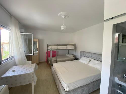 een kleine slaapkamer met een bed en een bank bij Cathrin’s villas and apartments in Zverneci