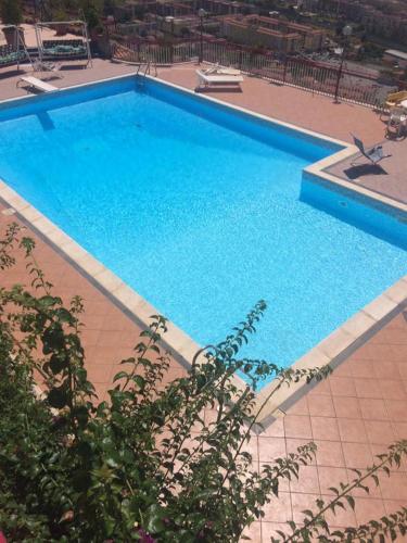 a large swimming pool with blue water at Casa vacanze villa Pellegrino in Salerno