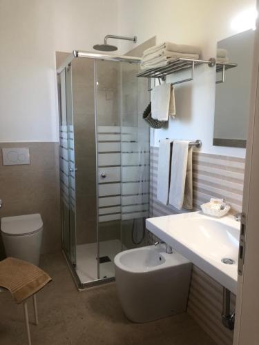トラッピテッロにあるB&B Soleのバスルーム(シャワー、洗面台、トイレ付)