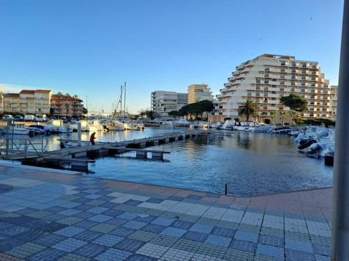 een jachthaven met boten in het water en gebouwen bij STUDIO PORT 200 M PLAGE in Canet-en-Roussillon