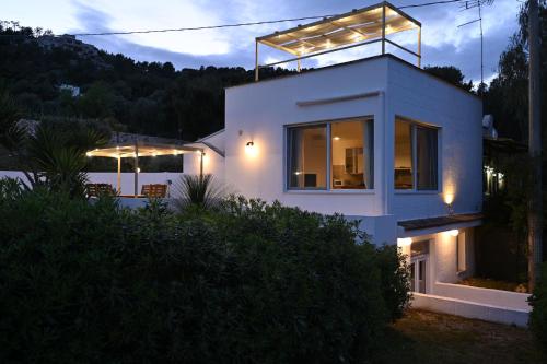 Una casa blanca con luces por la noche. en CASALE VISTA ADUA, en Ostuni