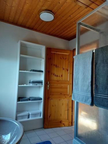 Koupelna v ubytování Dachgeschosswohnung mit Burgblick in Kues