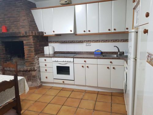 Kuchyň nebo kuchyňský kout v ubytování CHALET EN PLAYA ROBAYERA