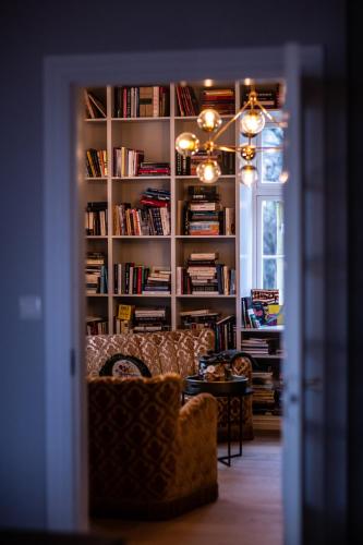 a living room with a book shelf filled with books at Villa Utsikten in Tofte