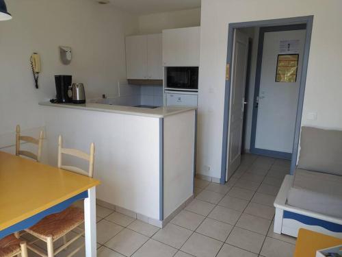Kuchyňa alebo kuchynka v ubytovaní Charmante maison de vacances avec accès piscine