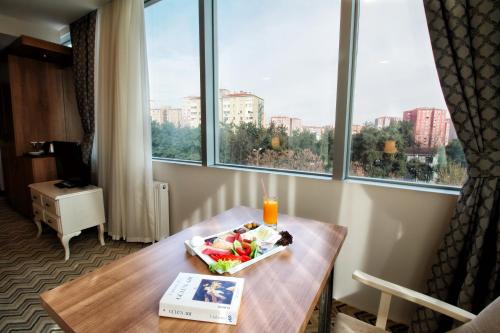 Una habitación con una mesa con un bol de fruta encima. en Sarissa Hotel, en Estambul