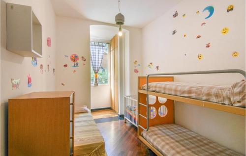 a bedroom with two bunk beds and a window at Cozy Apartment In Le Grazie With Kitchen in Le Grazie