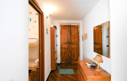 Zimmer mit einer Holztür und einem Schlafzimmer in der Unterkunft Cozy Apartment In Le Grazie With Kitchen in Le Grazie