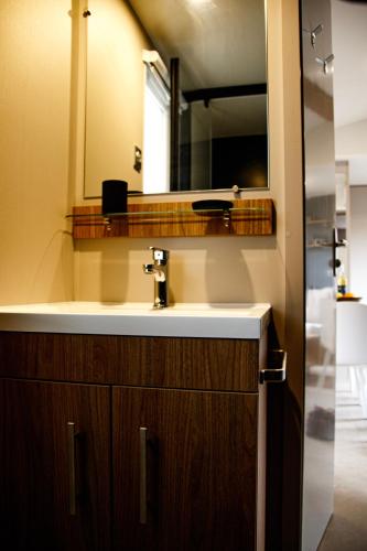 une salle de bain avec un lavabo et un miroir dans l'établissement Mobil Home-Sa Palomera- Camping Mar Estang-Canet en Roussillon 66140, à Canet