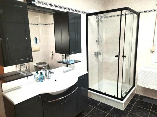 a bathroom with two sinks and a shower at Große Ferienwohnung im Spreewald Lübben 2,5km in Hartmannsdorf