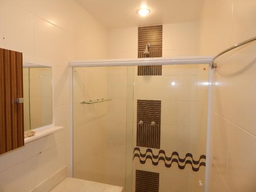 a shower with a glass door in a bathroom at Charmoso e espaçoso 2 Qts à 4 minutos a pé do Mar in Rio de Janeiro